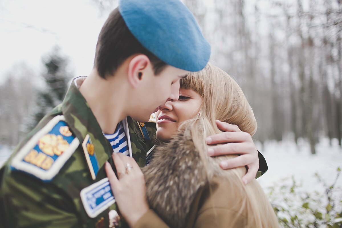 Военный парень с девушкой. Девушка солдат. Встреча солдата. Девушка и парень из армии. Девушка дождалась парня с армии.