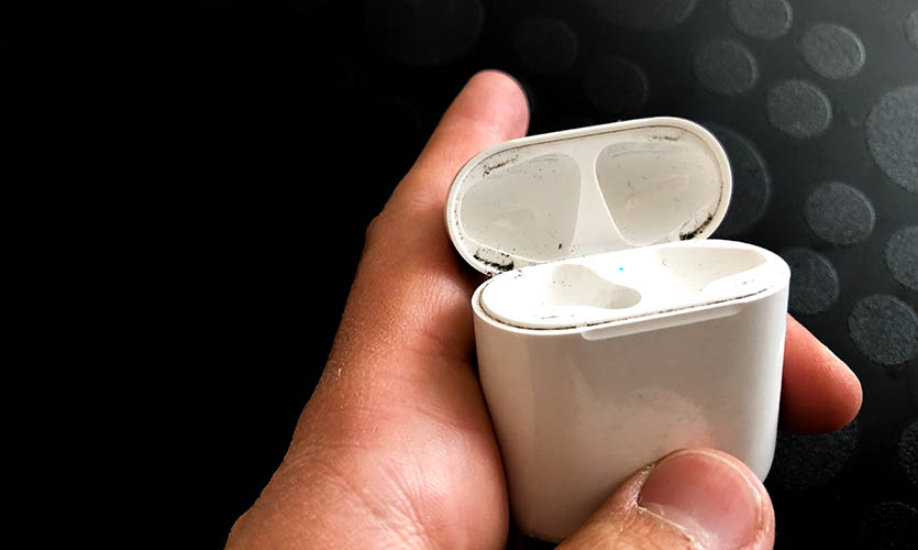 Пример загрязнённого кейса AirPods