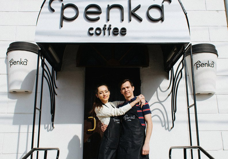 Основатели «Пенки» Настя и Егор у входа