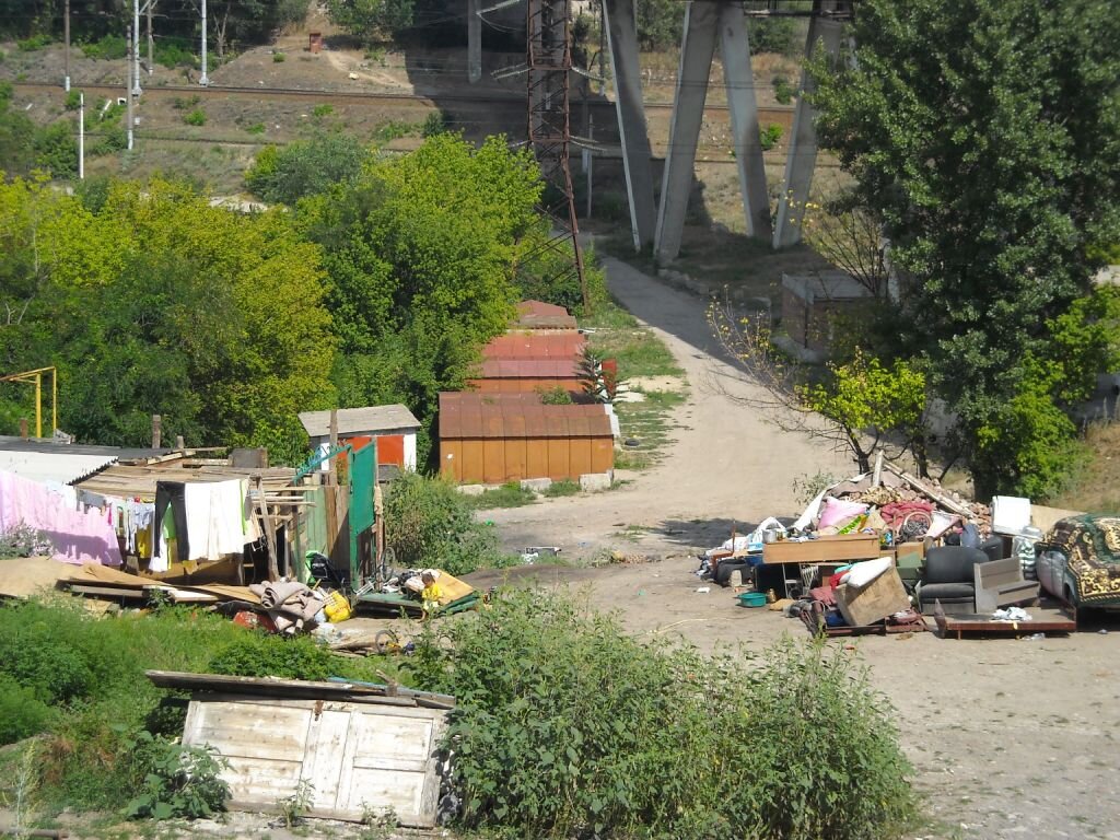 В правой части кадра - "Волга" в коврах