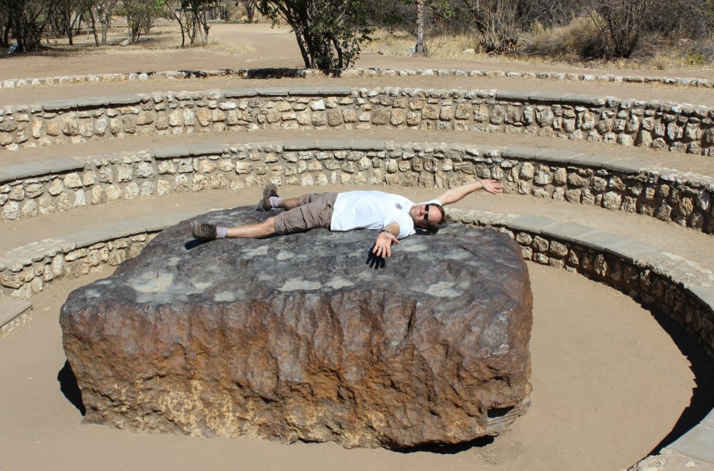 Самый большой метеорит. Самый большой метеорит упавший на землю. Метеорит гоба намибия. Самый большой метеорит упавший на землю. Метеорит агпалилик.