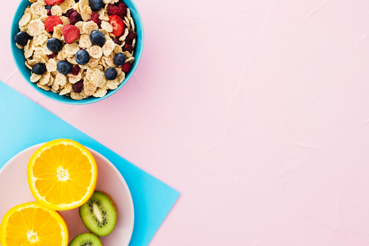 https://ru.freepik.com/free-photo/summer-breakfast-composition-cereals-fruit-on-pastel-pink-background_4500519.htm