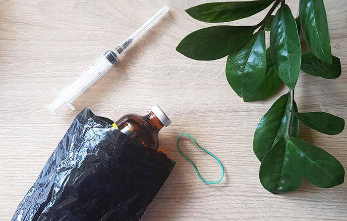 Тиогамма разрушается от солнечных лучей, воздуха и длительного контакта с металлом. Храним препарат в холодильнике, втемном пакете, закрепив его на горлышке резинкой. 