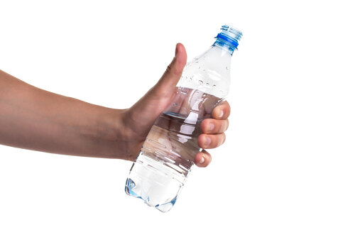 Бутылка воды в руке. Бутылка в руке. Пластиковая бутылка для воды в руках. Рука держит бутылку воды.