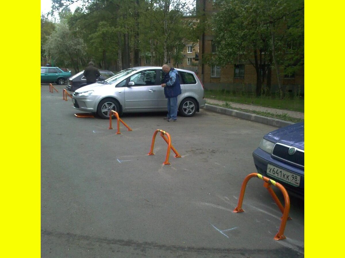 Чтоб место. Парковочники во дворах для авто. Парковочное место во дворе. Парковочные барьеры во дворе. Парковочные места для автомобилей во дворах.