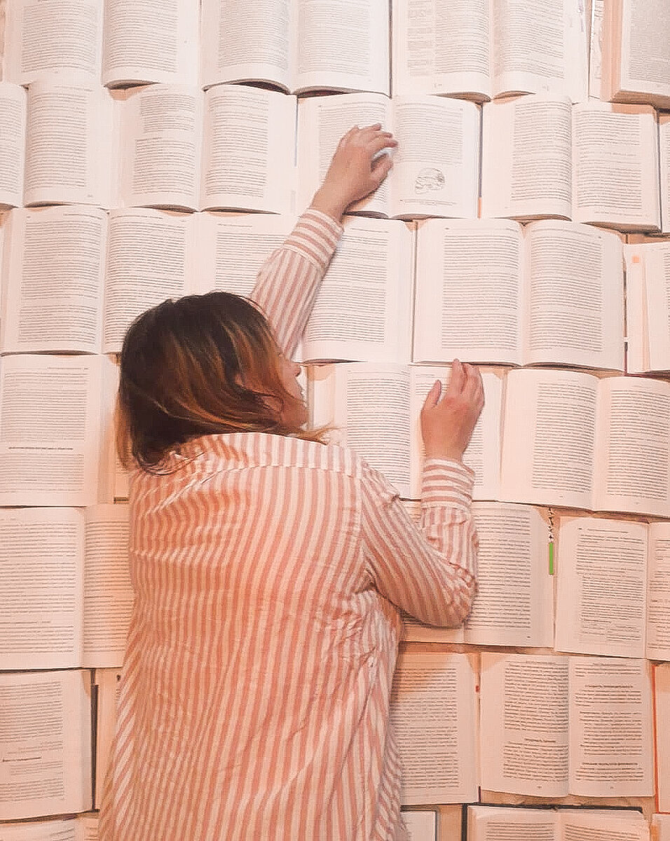 Откуда берутся детские травмы и что это такое

Психологическая травма возникает тогда, когда происходит какое-то важное, значимое для человека событие, которое вызывает огромное, длительное психологическое воздействие - эмоциональные переживания и стрессы. 

Это событие может быть любым, начиная от наказания ребенка за шалости, заканчивая разводом родителей, смертью близкого и даже просто отсутствия в семье теплых отношений. 

Самые распространенные травмирующие ситуации:
◾развод родителей 
◾постоянные скандалы
◾рождение второго ребенка 
◾гиперопека со стороны родителей 
◾давление, обзывательства, избиение, унижение родителем либо воспитателем, учителем в школе, тренером в спортивной секции
◾перенесенные болезни, травмы, операции
◾смерть близкого человека - родителей, бабушки, дедушки..
◾тяжелое финансовое положение в семье
И многое многое другое..

Обычно это событие оказывает влияние на всю жизнь и носит скрытый характер. Но как правило, травма проявляется в виде
🔹️негативных состояний
🔹️нерешительности
🔹️когда человек неосознанно срываетесь в гнев
🔹️не может понять почему он терпит неудачи в каких то делах
🔹️состоит в деструктивных отношениях, осознает это, но не может из них выйти
🔹️впадает в панику либо приходит в ужас даже при одной мысли о чем то
🔹️не может сказать НЕТ, даже если ему очень тяжело и неудобно выполнить просьбу
Список можно продолжать бесконечно😒

Как же всё таки распознать что у Вас есть какой-то блок, который мешает Вам ощутить полноту жизни. 

Ключевым моментом здесь как раз является то, что вы
🔸️не чувствуете себя счастливым
🔸️не чувствуете удовлетворение от того, что имеете
🔸️не счастливы в отношениях, в материнстве либо отцовстве
🔸️не можете никак добиться того, о чем мечтаете и планируете
🔸️не ощущаете себя живым без осуществления какого-то действия, либо в отсутствии какого-то человека.
Такие результаты мы имеем именно в результате перенесенных детских травм и переживаний.

Ряд примеров:
◾Девушка встречает постоянно парней, которые её используют и обманывают
◾Партнер вас унижает, избивает, изменяет, обесценивает ваши интересы а вы не можете расстаться с ним и продолжаете его безумно любить 
◾Девушка боится близости с партнером и следит за тем, чтобы её одежда была безумно закрытой с множеством пуговиц и застежек
◾Мужчина не может устроиться на работу и обеспечить свою семью
◾Мама обзывает и избивает ребенка за неубраные вещи в его комнате
◾Мужчина не хочет заводить отношения с девушками и не хочет семьи
...

Как правило самому разобраться в такой ситуации очень сложно, так как причины такого поведения скрыты глубоко в подсознании. Человек в основном реагирует в возникающих ситуациях бессознательно.

Если вы даже пытаетесь контролировать своё поведение - через какое-то время вы замечаете, что опять поступили нежелательным образом. Вы клянетесь себе, что не будете больше орать и обзывать вашего ребенка, но вот опять плачите, обнимаете его и извиняетесь за своё поведение. Вы опять промолчали когда муж орал на вас. Вы снова ругаете себя и оправдываете его после того, как он избил Вас. 

Итак если вы обнаружили подобные симптомы у себя, бегите к психологу, пока вы не погубили себя и своих детей либо семью и работу окончательно.