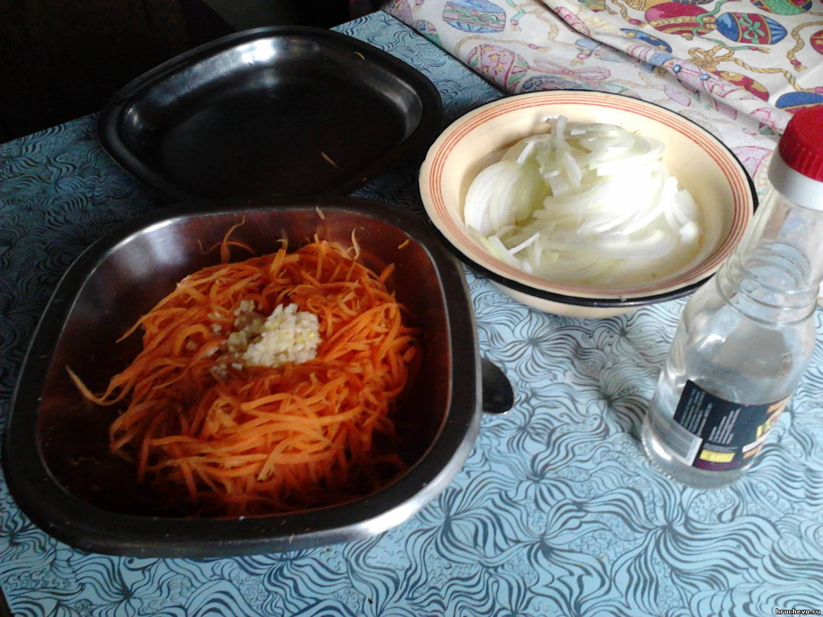 Все ингредиенты готовы для приготовления моркови по-корейски. Фото © Татьяна Ильина, 2010