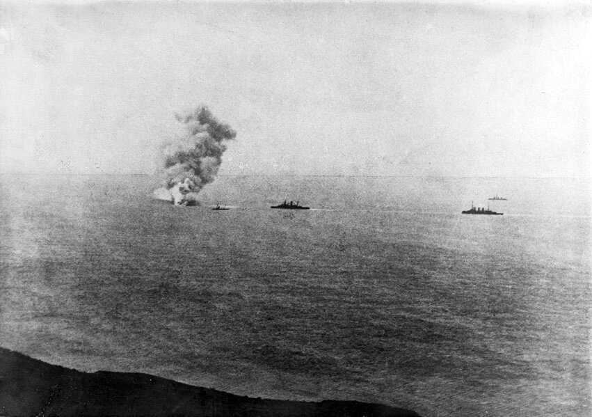 броненосец петропавловск 1904 взрыв. гибель броненосца петропавловск 1904. взрыв броненосца петро. верещагин на броненосце петропавловск. гибель броненосца петропавловск 1904.