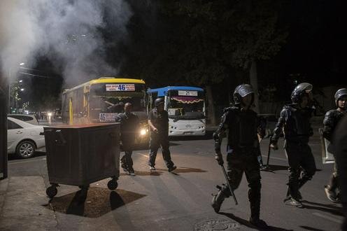  Спецназовцы патрулируют улицы Бишкека после стычек со сторонниками Атамбаева. Фото с сайта Kloop.kg