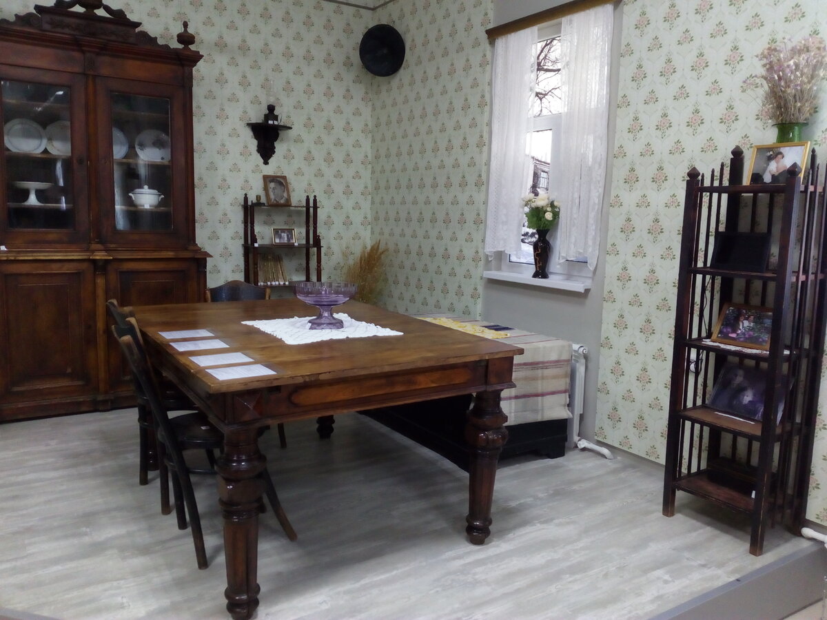 Анатолий Калинин. Каждый год в хутор Пухляковский проходит празднование дня рождения знаменитого соотечественника. В усадьбу писателя приходят почитатели его творчества, где их радушно встречает дочь автора Наталья Анатольевна. Живут они с матерью, женой Анатолия Вениаминовича, которой исполнилось 100 Лет. 