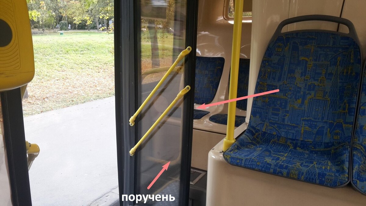 Вот в щели между поручнем и дверью рука ребёнка и застряла.