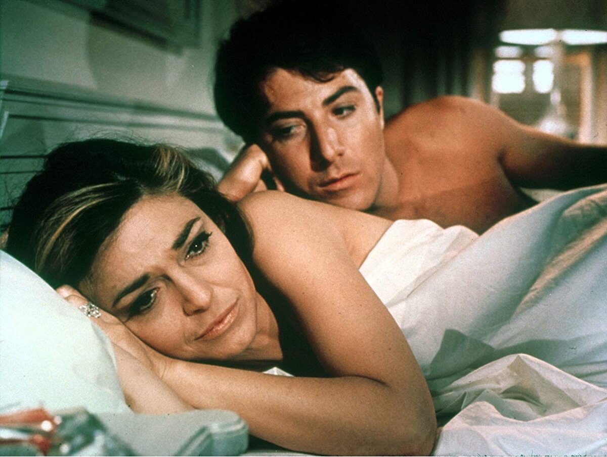 Кадр из культового фильма The Graduate (1967) с Дастином Хоффманом и Энн Бэнкрофт, где впервые в кино прозвучала песня Simon & Garfunkel «Mrs. Robinson», ставшая впоследствии одним из мировых чемпионов по использованию в саундтреках к кино, включая даже новый фильм Квентина Тарантино «Once Upon A Time In Hollywood».