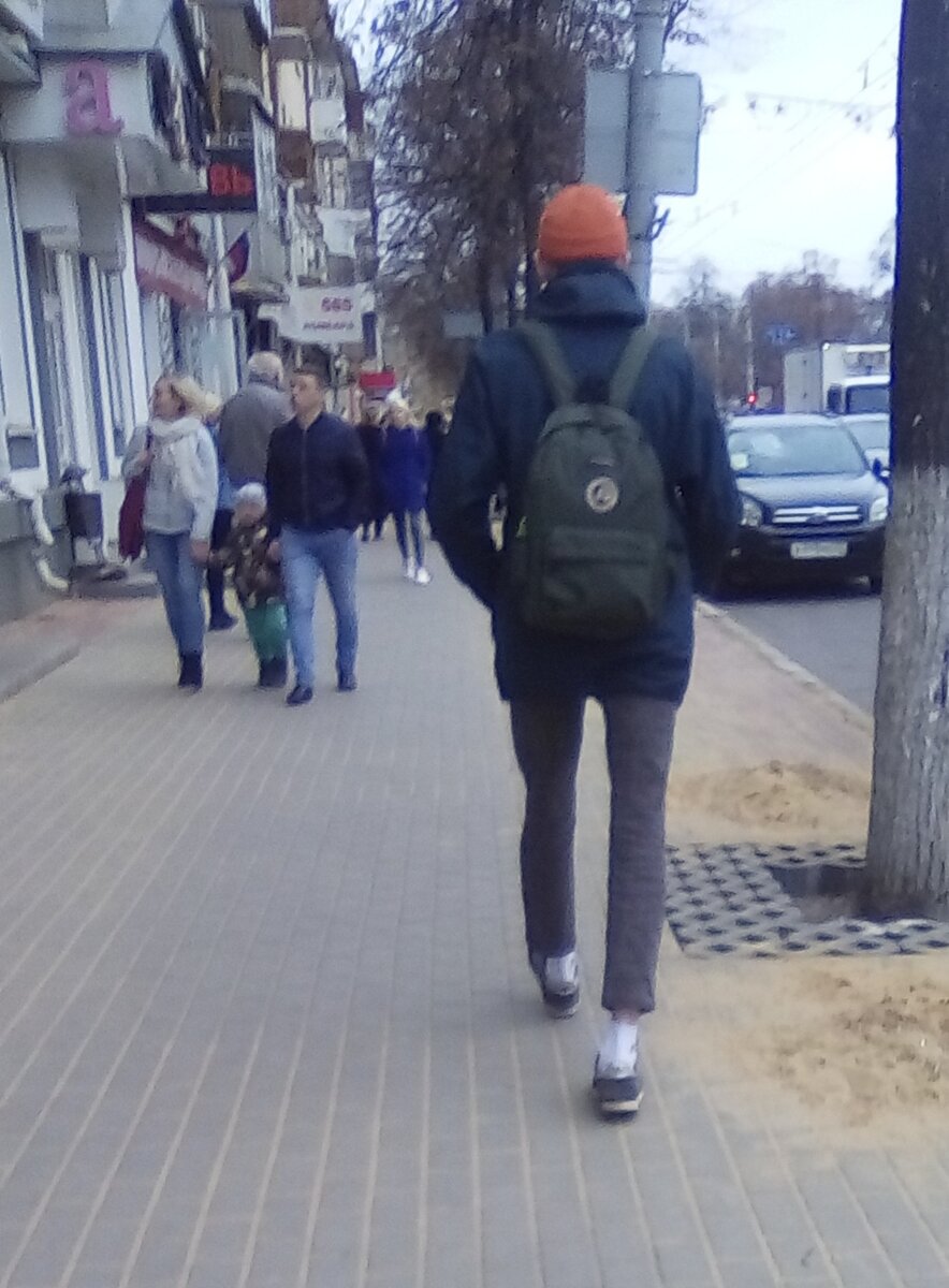 Теперь и мужчины и женщины ходят в подстрелянных штанах и это нормально. Личное фото.