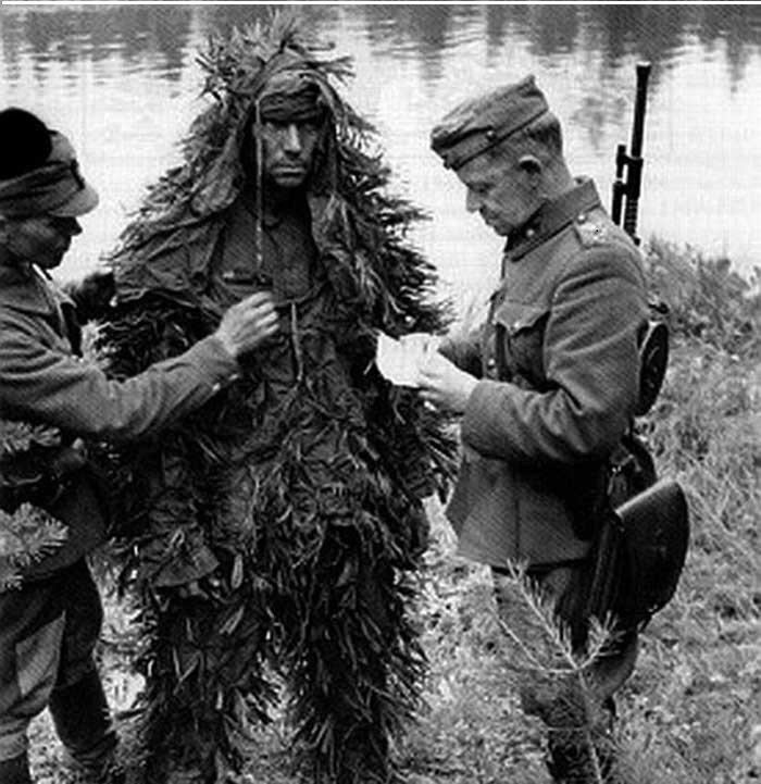 Советский снайпер взятый в плен немецкими солдатами. 