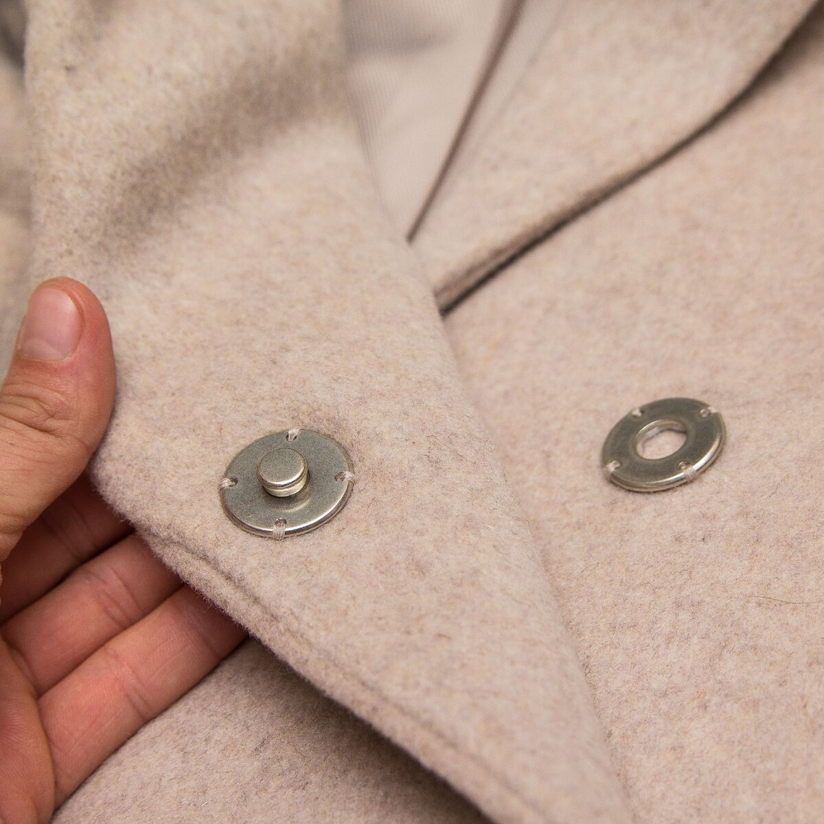 Потайные кнопки на пальто