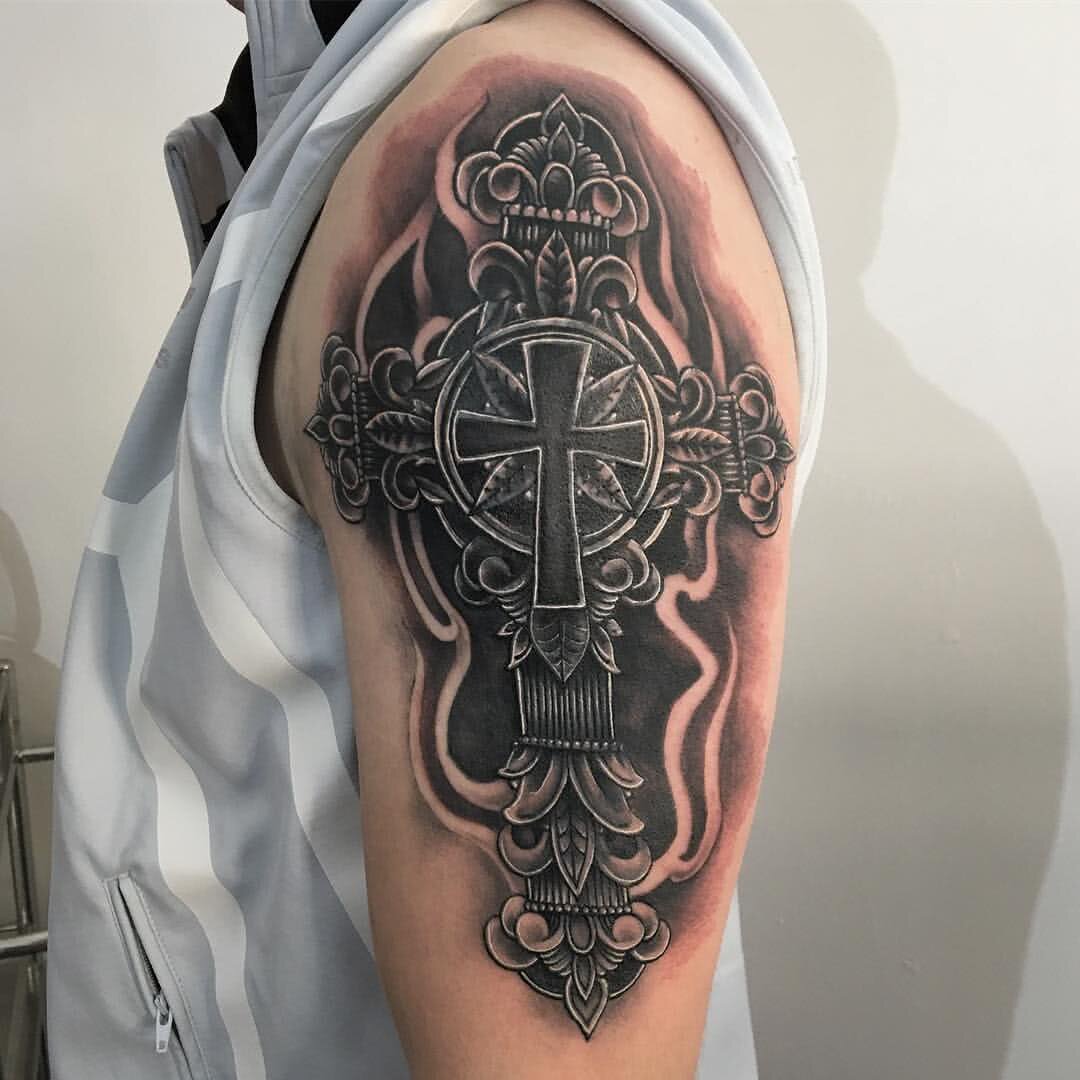 Татуировки крестов мужские. Православные тату. Тату крест. Тату православный крест на плече. Тату на плече мужские православные.