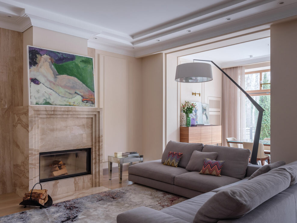 Гостиная. Ковер, Dovlet House; живопись на стене работы Аси Феоктистовой.