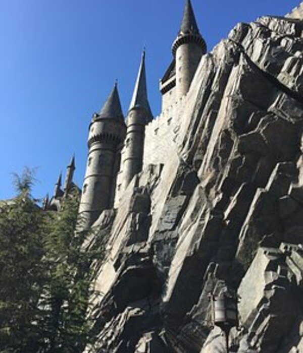 https://cdn.pixabay.com/photo/2017/06/15/03/40/hogwarts-2404006__340.jpg