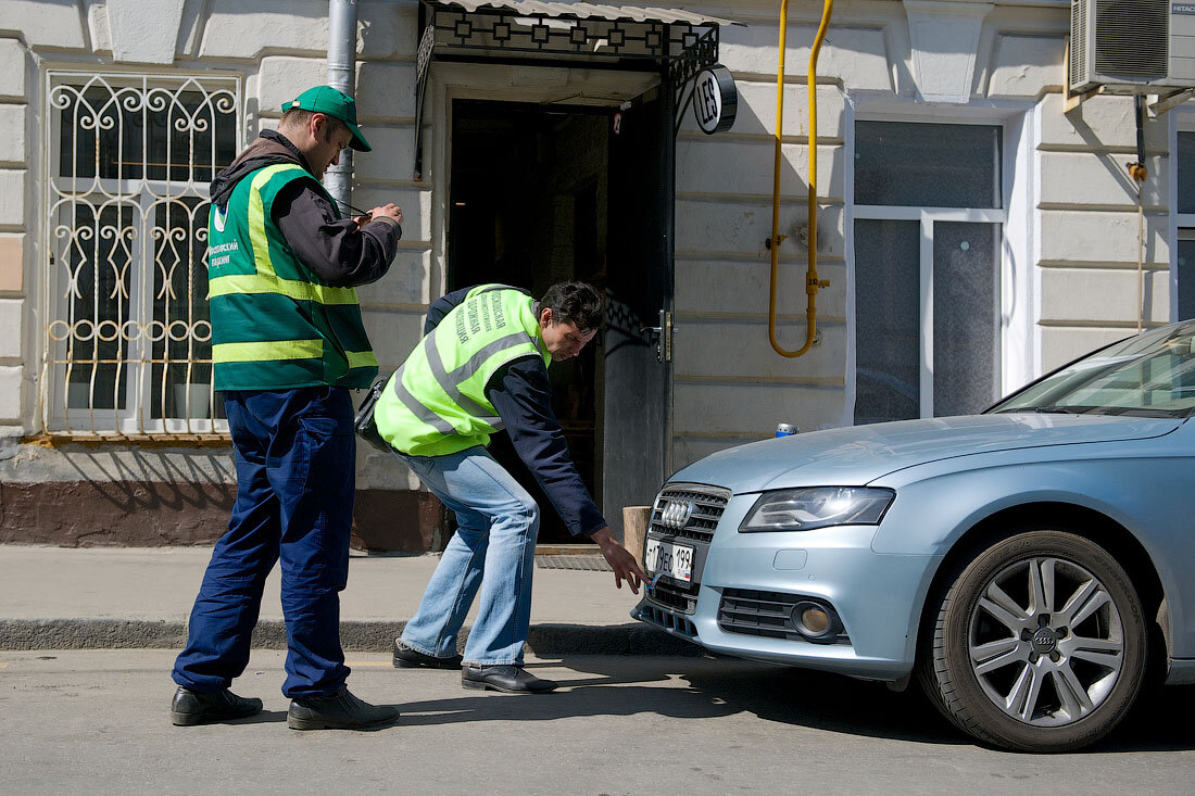 Штрафы на авто. Штраф за неправильную парковку. Штраф за парковку в Москве. Машины которые штрафуют. Штраф за неправильную стоянку.