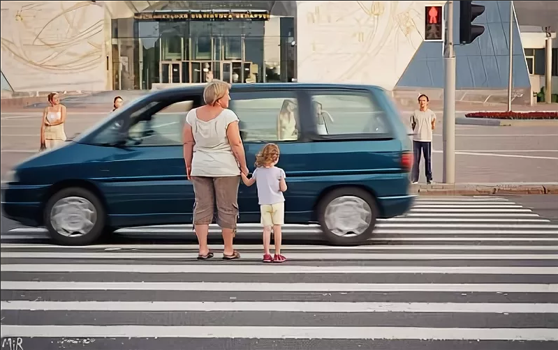 Переход на красный пешеход. Человек переходит дорогу. Дети переходят дорогу на красный. Дети переходящие дороги. Ребенок и взрослый на дороге.