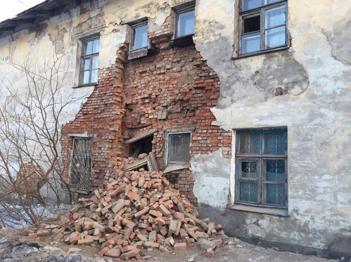 Приснился разрушенный дом. Аварийный дом Воркута. Разрушенный дом. Разрушенное кирпичное здание. Разрушенные старые здания.