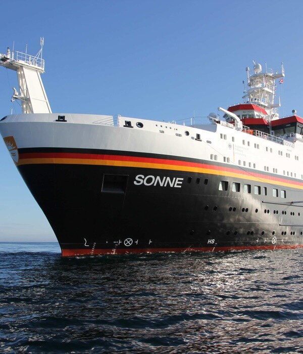 Источник: https://www.fona.de/medien/img/import/foto/Statusseminar_Meeresforschung_mit_FS_SONNE.jpg