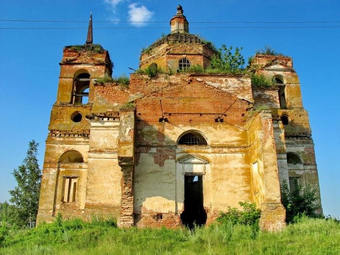 Заброшенная церковь Николая Чудотворца в селе Казаричи.
