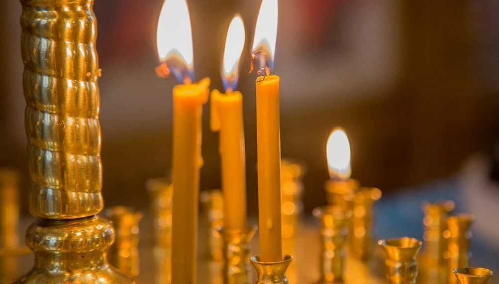 Восковые церковные свечи: можно ли зажигать дома, почему трещат и коптят, куда деть огарок
