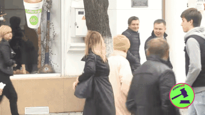 В лоб прям ей зарядил