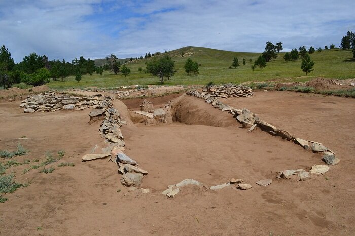 Примерно так это выглядело, только без камней