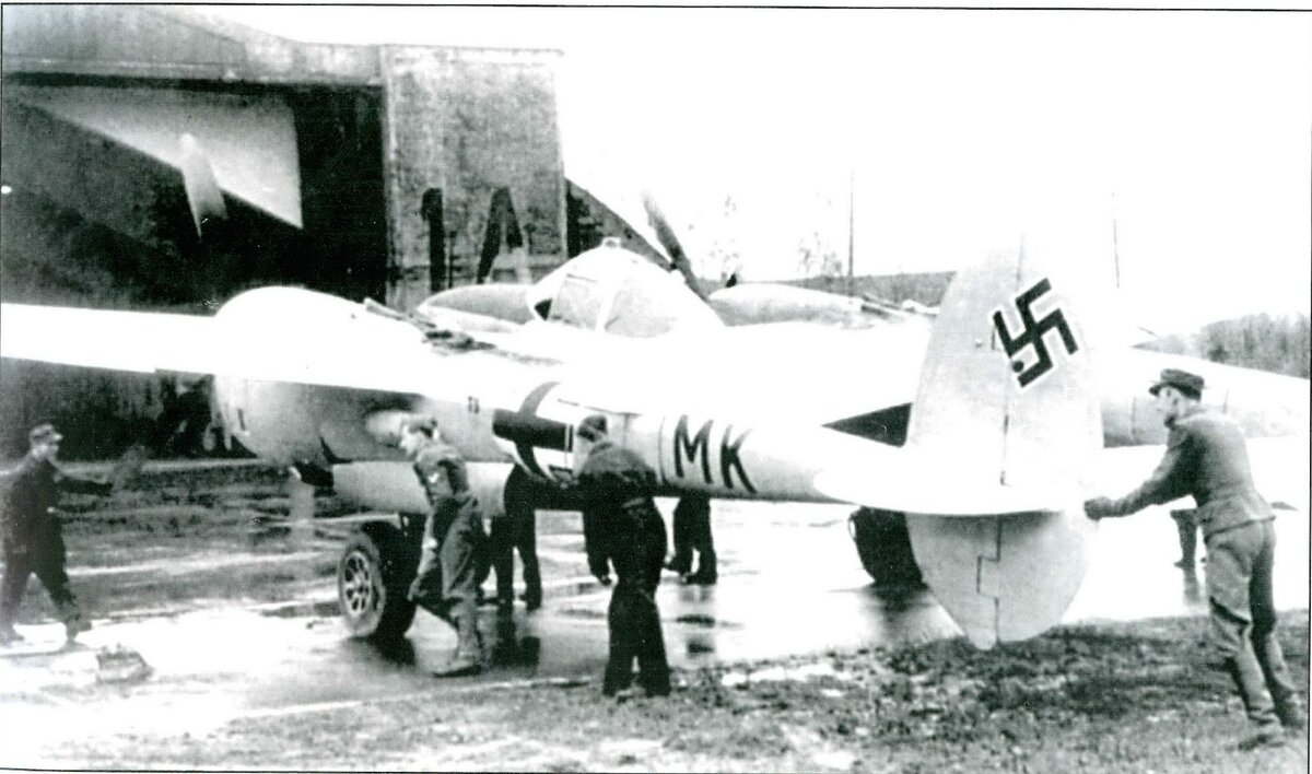 Доставшийся немцам от итальянцев самолёт американского перебежчика.
 