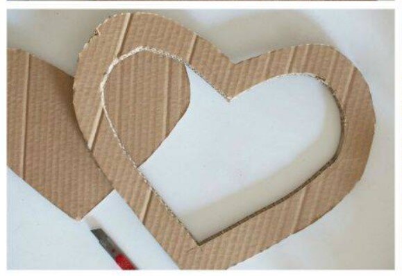 Оригинальные сердечки из ниток на картоне для декора и подарков