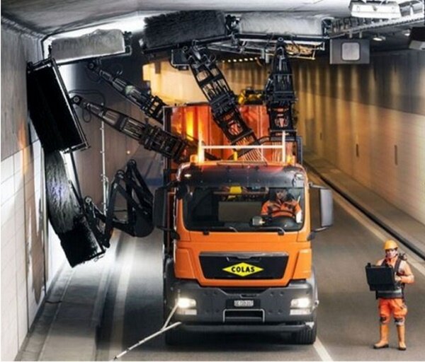 Роботизированный грузовик-мойка в работе.