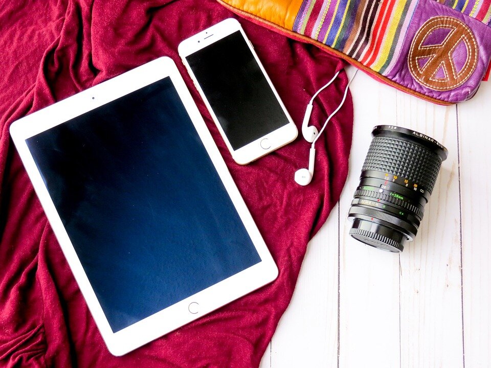 https://cdn.pixabay.com/photo/2017/05/26/19/21/workspace-2346848_960_720.jpg