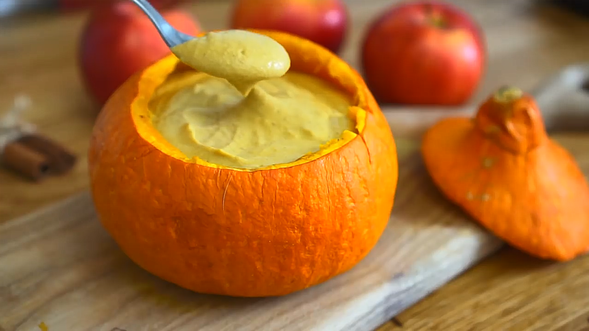 Тыква запеченная с яблоками. Тыква с яблоками в духовке. Как вкусно запечь тыкву с яблоками. Тыква с медом. Тыква запеченная с яблоками.