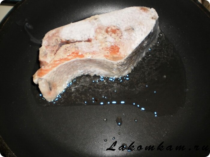 Рыбные стейки из кеты на сковороде: рецепт - Лайфхакер