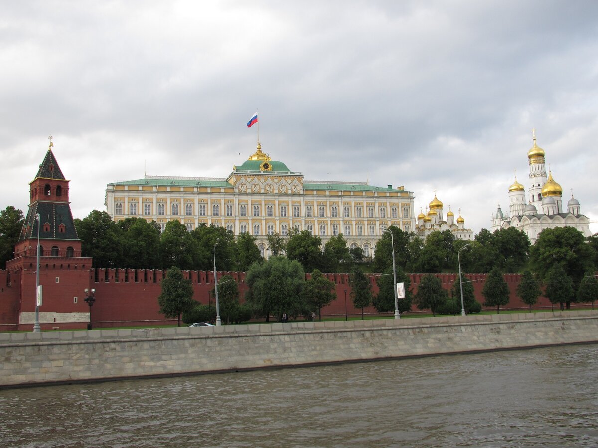 Кремль президентский дворец вид с моста. Какая река течёт рядом с кремлевским дворцом. Песня стены древнего кремля