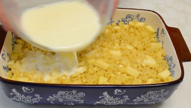 Когда знакомая предложила мне этот рецепт, я подумала что кушать то никто и не будет,яблоки, макарошки. Но,я ошибалась. Когда макароны запекаются с этой заливкой, получается настолько нежно и вкусно, что стоит попробовать сделать.