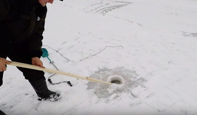 Хитрая идея как одному быстро протянуть шнур подо льдом толщиной в 1 метр и более не замочив руки