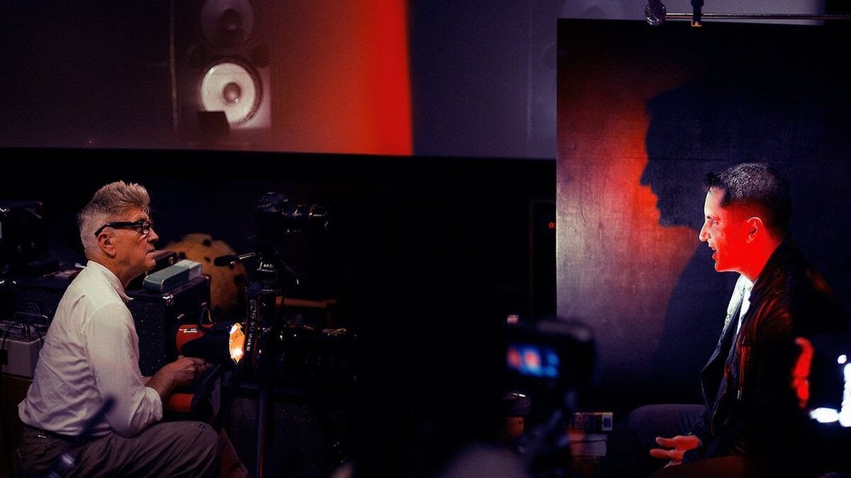 Дэвид Линч смотрит на Трента Резнора, как Дэвид Линч