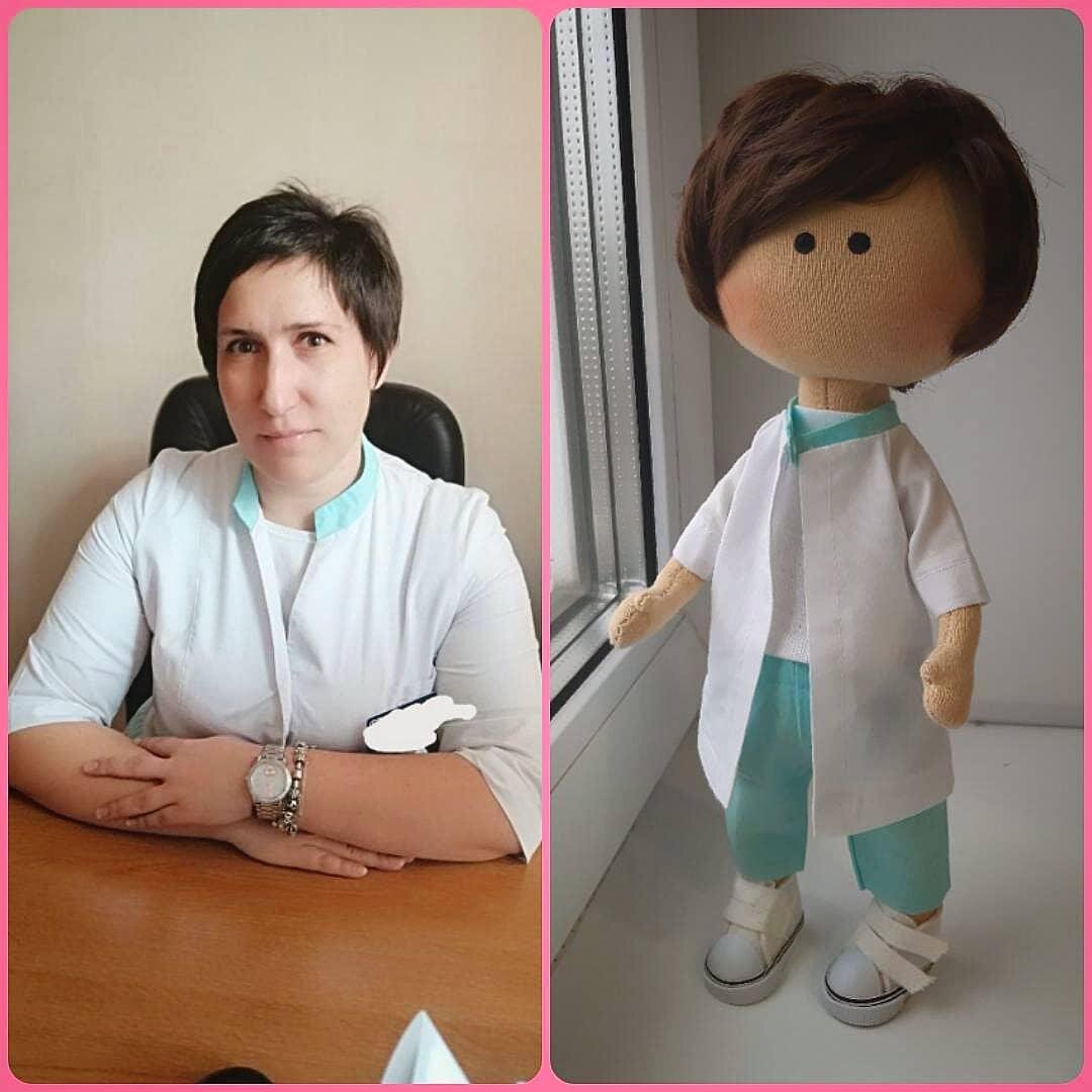 Ну вот и моя первая портретная куколка😊 сшита на заказ специально для нового года 🎄🎄теперь у моих кукляш поворотная голова и сгибающиеся ручки🤗