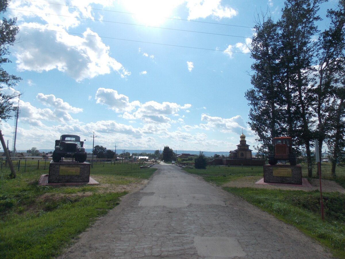Въезд в Дмитриевку Духовницкого района: памятники-автомобили, часовня во имя св.блгв.князя Александра Невского.