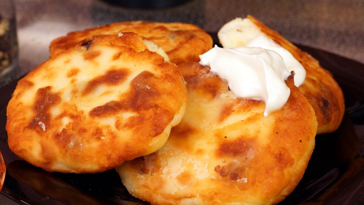 Как приготовить творожные сырники с изюмом, многие из вас знают. Рецепт классический и не сложный, поэтому их приятно готовить и получить настоящее лакомство. Делюсь своим рецептом сырников.