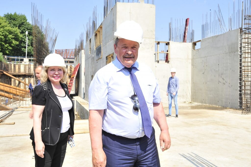 Елена Панина и Алексей Челышев закладывают капсулу в фундамент, 19 июля 2016 года