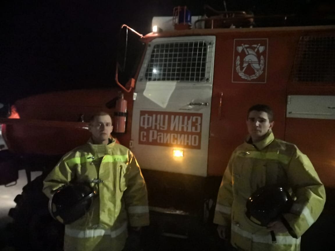 Сергей Николаев и Алексей Барсуков возле пожарной машины