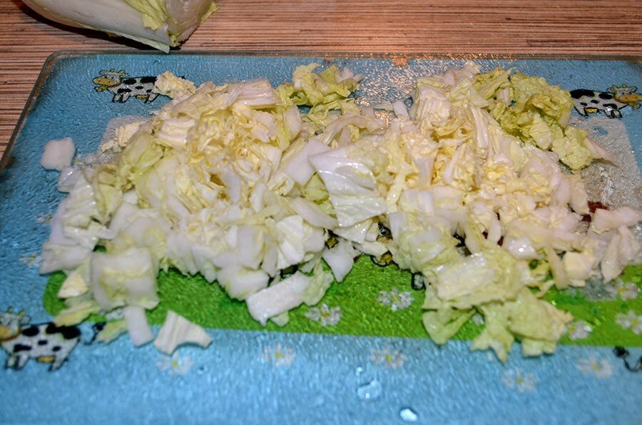 Салат из капусты с огурцом и яйцами