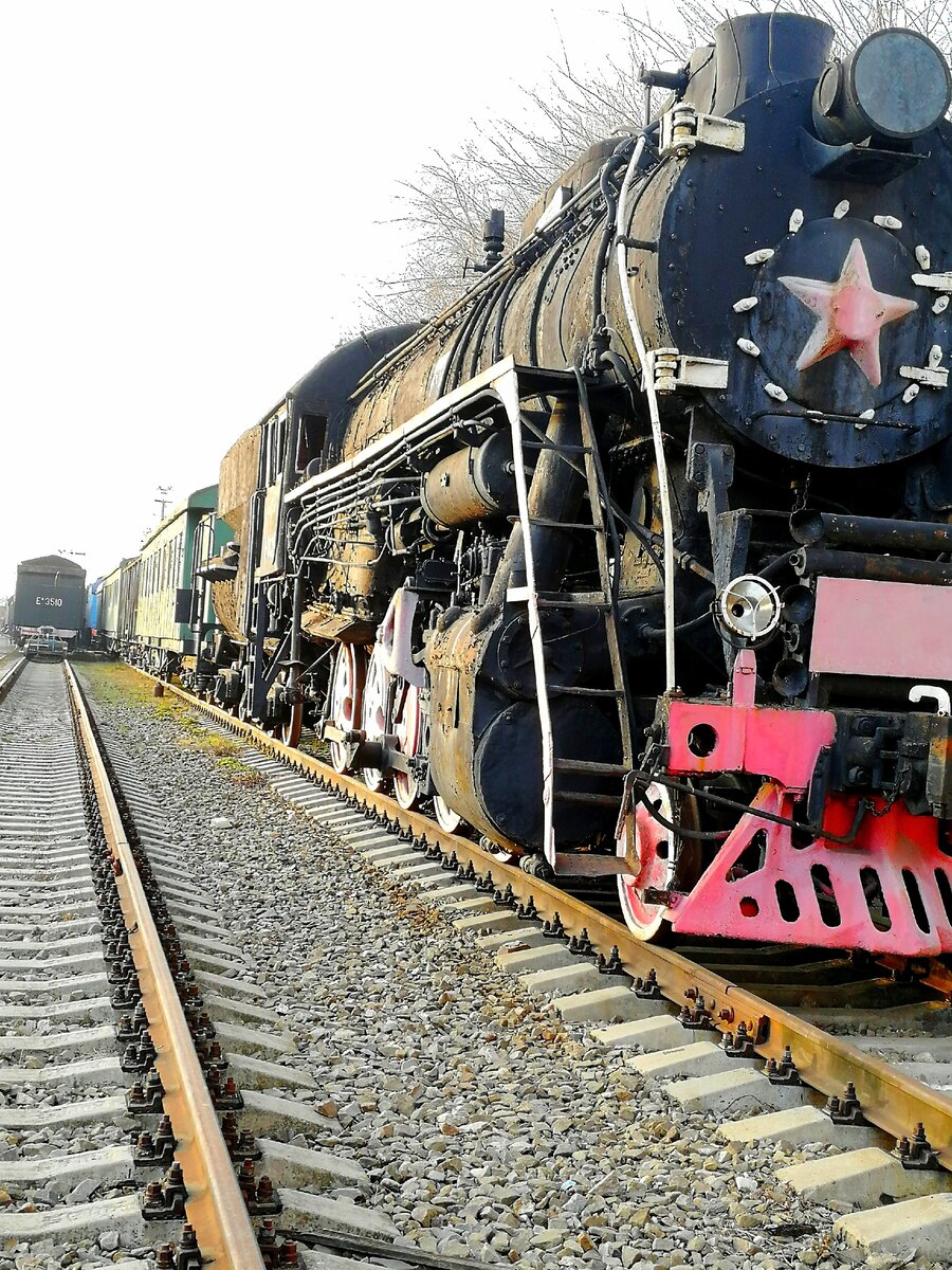 Готовящийся к реставрации паровоз