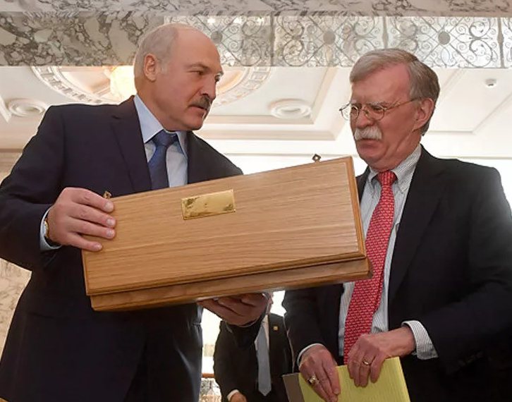Лукашенко "одаривает" Болтона