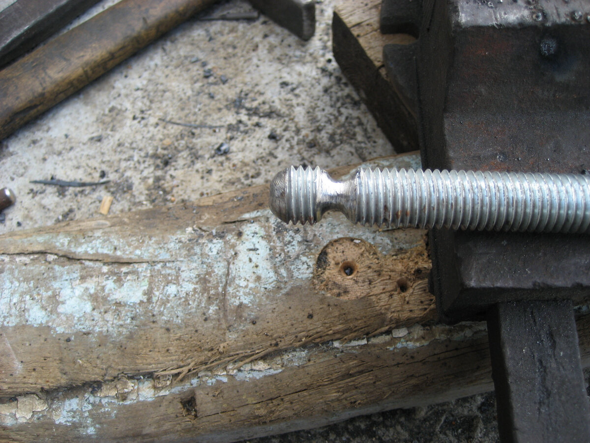 Делай регулируемые опоры. Нарезал из шпильки М18 куски по 300мм, кончик обтачиваю шариком.