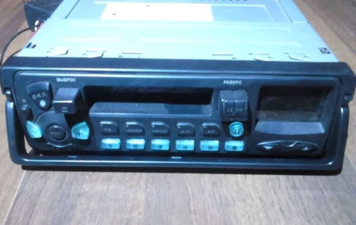 
Съемная магнитола - обязательный атрибут крутого пацана в 1990-е. /Фото: autodriving.net
Съёмная магнитола для многих четверть века назад была пределом мечтаний. Любой, кто ее имел, не упускал возможности похвастаться перед знакомыми. Однако, учитывая тогдашний уровень преступности, на ночь в машине вожделенное устройство не оставляли - именно поэтому в ходу были съёмные модели.
